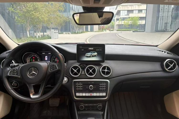 Used Mercedes-Benz GLA 2017 GLA 220 4MATIC Luxury Model Interior 1