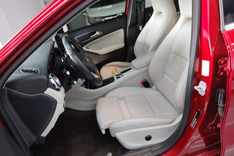 Used Mercedes-Benz GLA 2017 GLA 220 4MATIC Fashion Model Left Front Seat