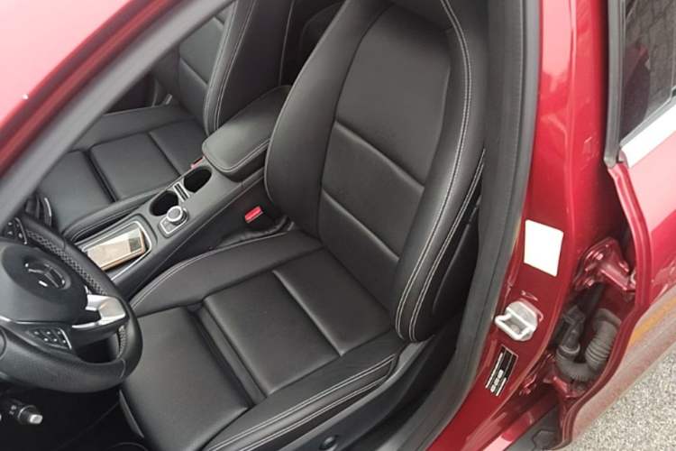 Used Mercedes-Benz GLA 2017 GLA 220 4MATIC Fashion Model Left Front Seat