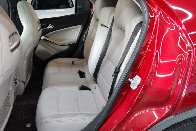 Used Mercedes-Benz GLA 2017 GLA 220 4MATIC Fashion Model Left Rear Seat