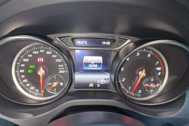 Used Mercedes-Benz GLA 2017 GLA 220 4MATIC Fashion Model Odometer Close Up