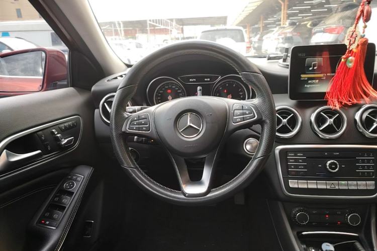 Used Mercedes-Benz GLA 2017 GLA 220 4MATIC Luxury Model Steering Wheel