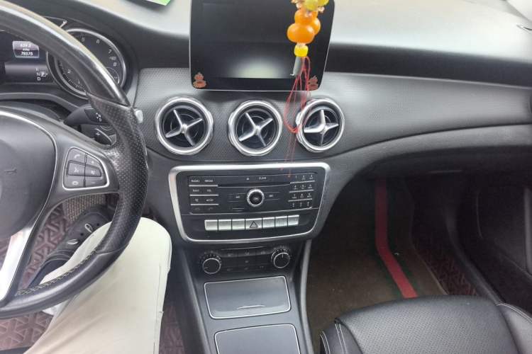 Used Mercedes-Benz GLA 2017 GLA 200 Sport Edition Audio And AC Panel