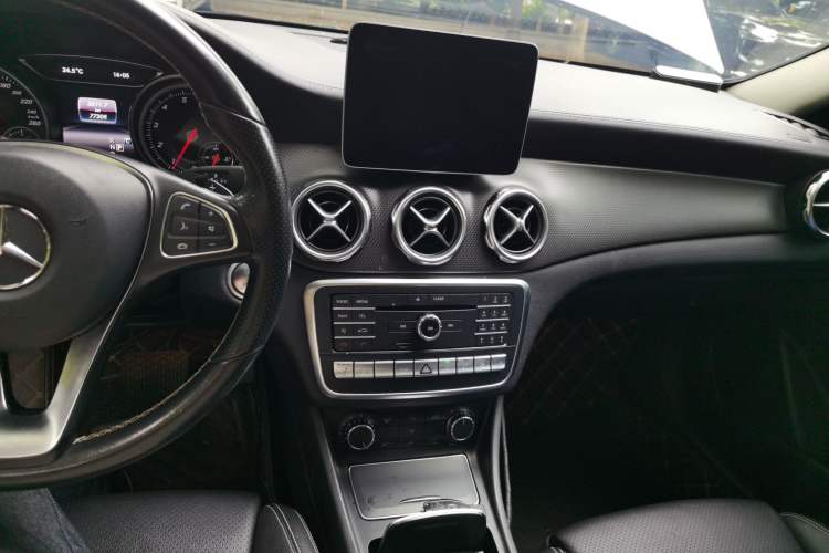 Used Mercedes-Benz GLA 2017 GLA 220 4MATIC Luxury Model Audio And AC Panel