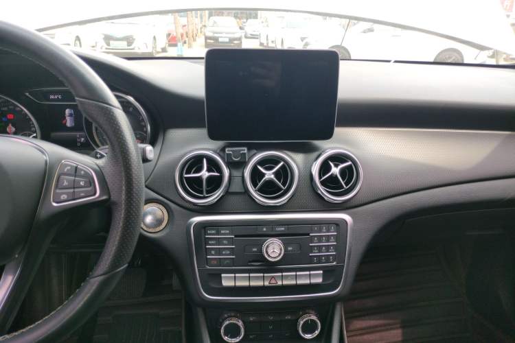 Used Mercedes-Benz GLA 2017 GLA 200 Sport Edition Audio And AC Panel