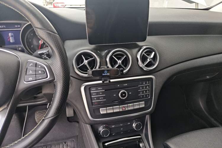 Used Mercedes-Benz GLA 2017 GLA 200 Sport Edition Audio And AC Panel