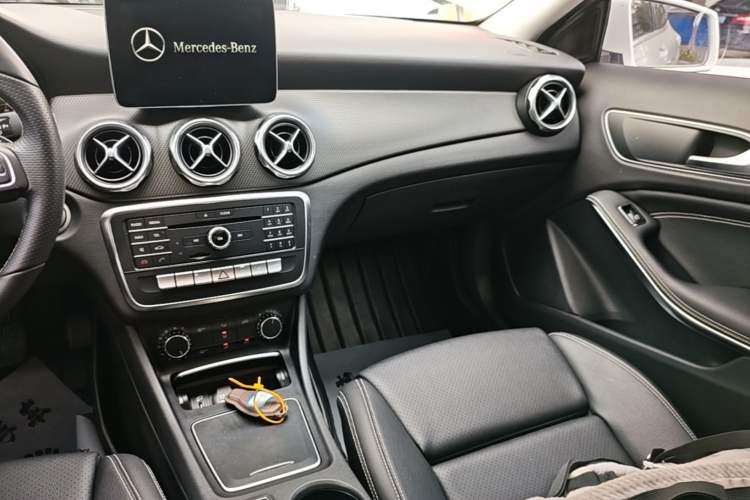 Used Mercedes-Benz GLA 2017 GLA 200 Sport Edition Audio And AC Panel