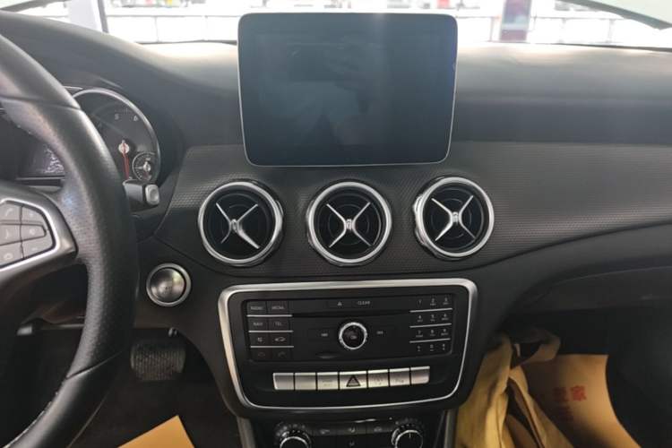 Used Mercedes-Benz GLA 2017 GLA 200 Sport Edition Audio And AC Panel