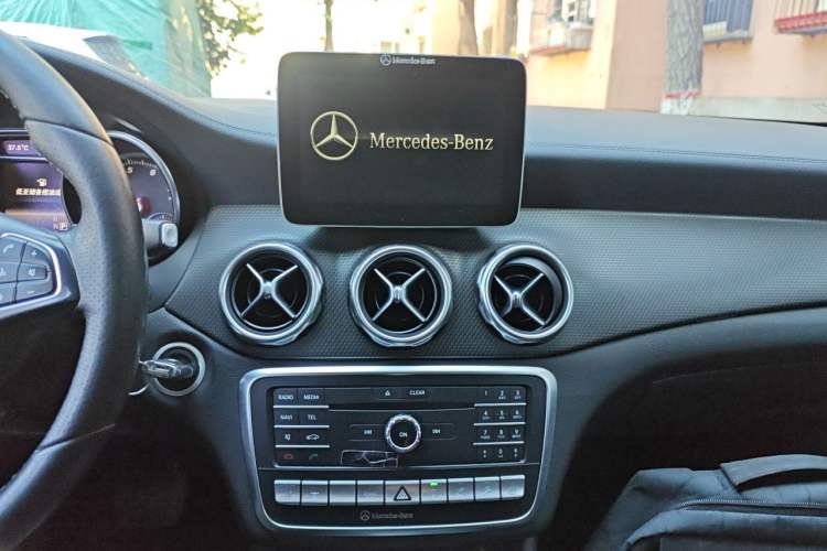 Used Mercedes-Benz GLA 2017 GLA 220 4MATIC Fashion Model Audio And AC Panel