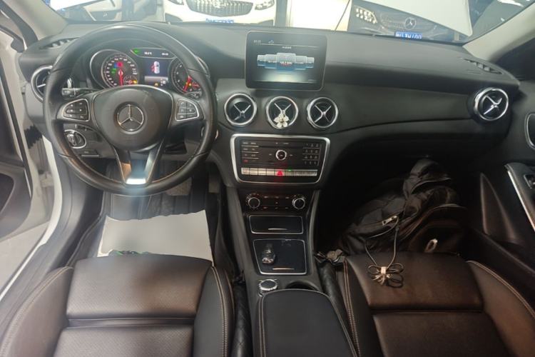 Used Mercedes-Benz GLA 2017 GLA 220 4MATIC Fashion Model Center Console