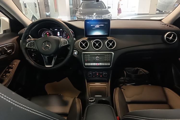 Used Mercedes-Benz GLA 2017 GLA 220 4MATIC Fashion Model Center Console