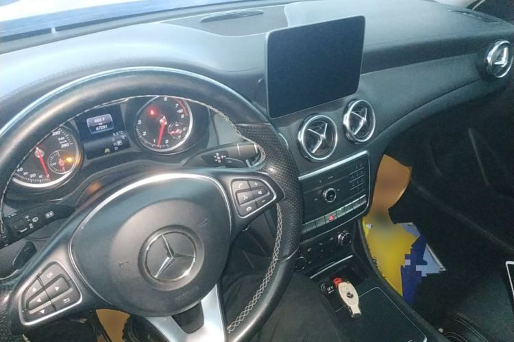 Used Mercedes-Benz GLA 2017 GLA 220 4MATIC Fashion Model Center Console