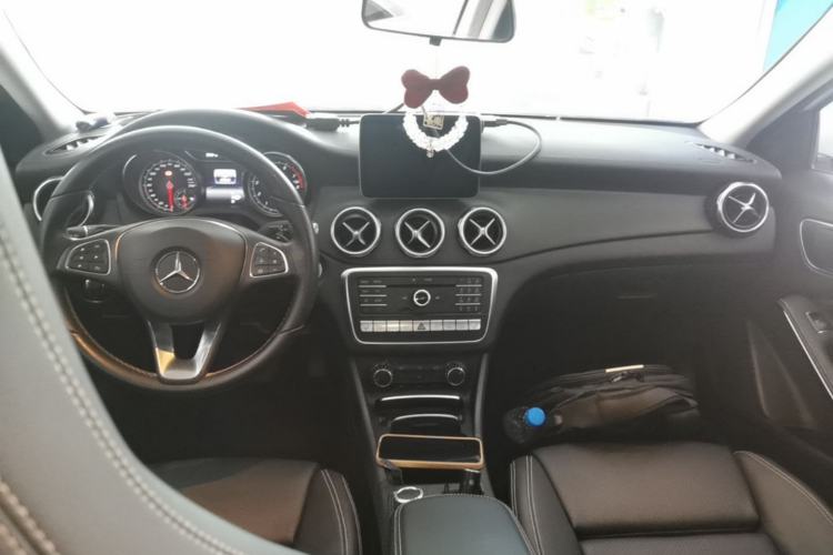 Used Mercedes-Benz GLA 2017 GLA 220 4MATIC Fashion Model Center Console