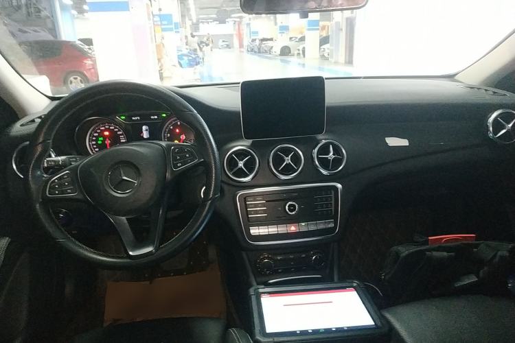 Used Mercedes-Benz GLA 2017 GLA 220 4MATIC Fashion Model Center Console
