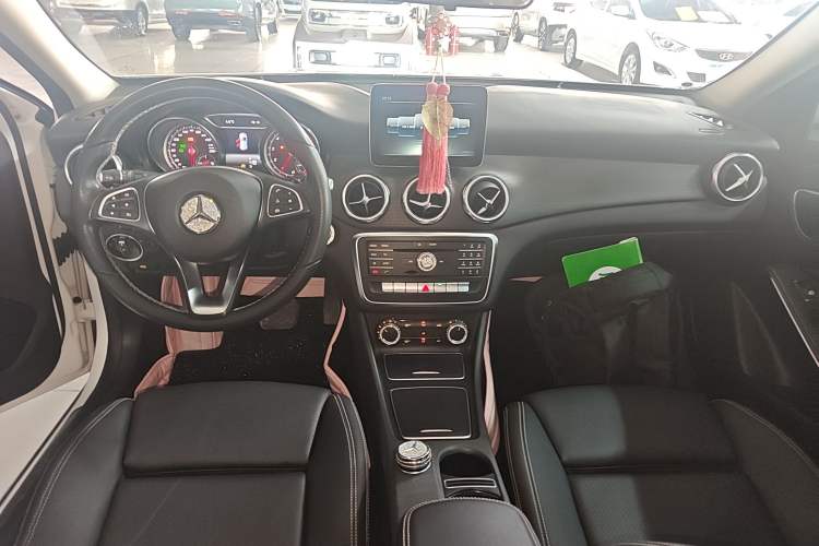 Used Mercedes-Benz GLA 2017 GLA 200 Sport Edition Center Console