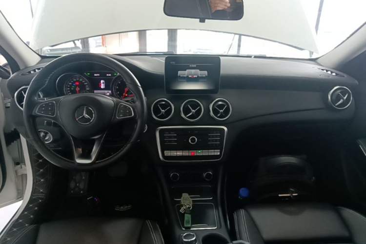 Used Mercedes-Benz GLA 2017 GLA 220 4MATIC Fashion Model Center Console