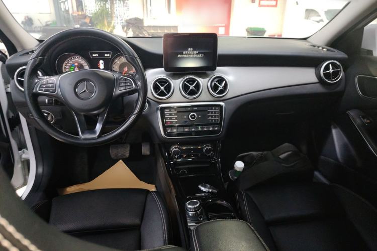 Used Mercedes-Benz GLA 2017 GLA 220 4MATIC Fashion Model Center Console