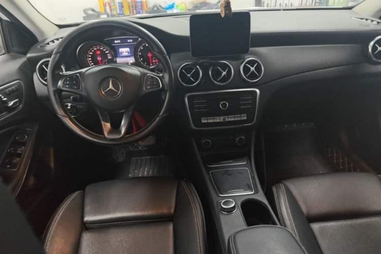 Used Mercedes-Benz GLA 2017 GLA 200 Sport Edition Center Console