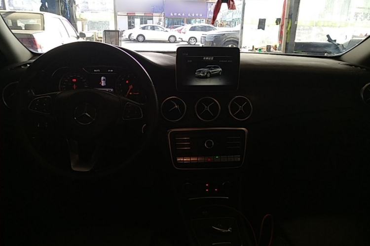 Used Mercedes-Benz GLA 2017 GLA 220 4MATIC Fashion Model Center Console