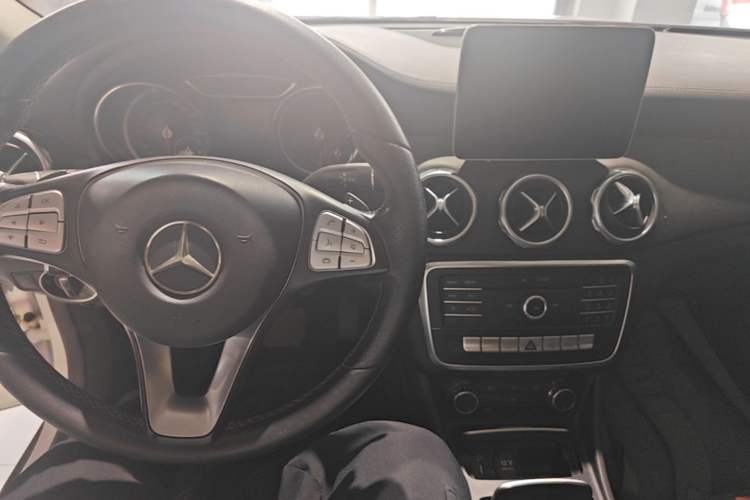 Used Mercedes-Benz GLA 2017 GLA 200 Fashion Model Center Console