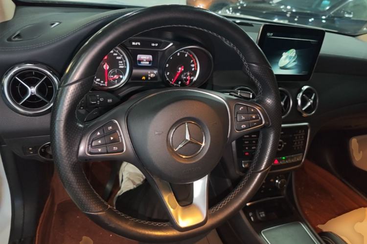 Used Mercedes-Benz GLA 2017 GLA 220 4MATIC Fashion Model Center Console