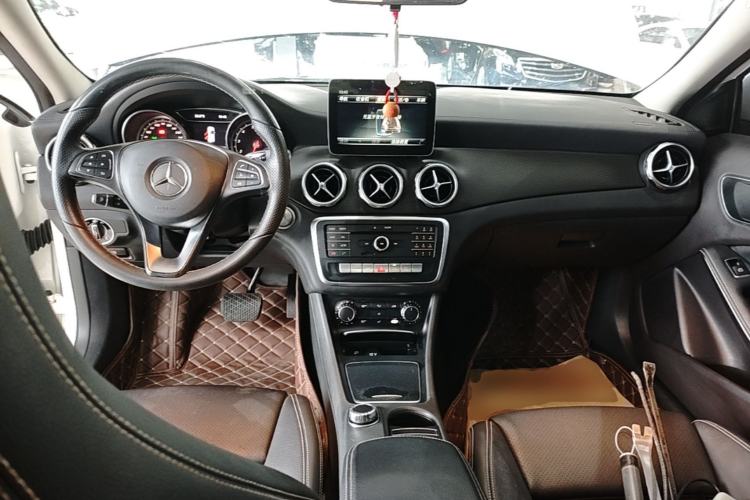 Used Mercedes-Benz GLA 2017 GLA 200 Fashion Model Center Console