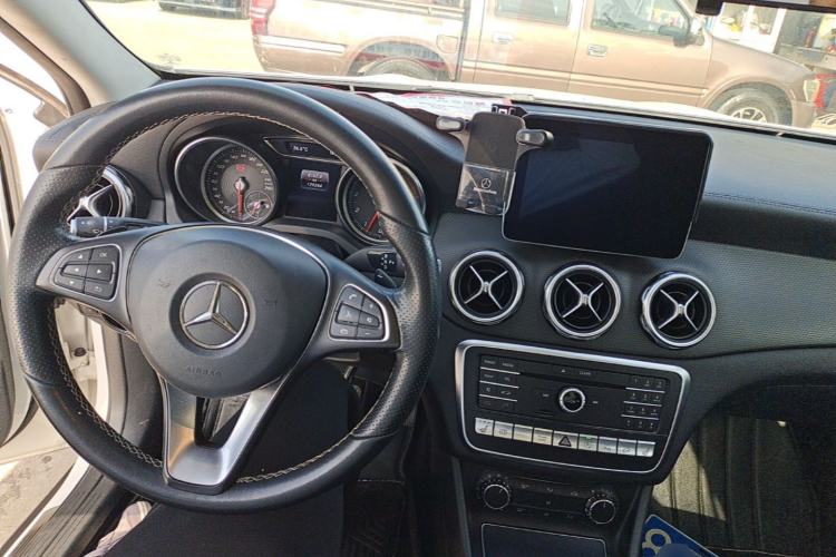 Used Mercedes-Benz GLA 2017 GLA 220 4MATIC Fashion Model Center Console