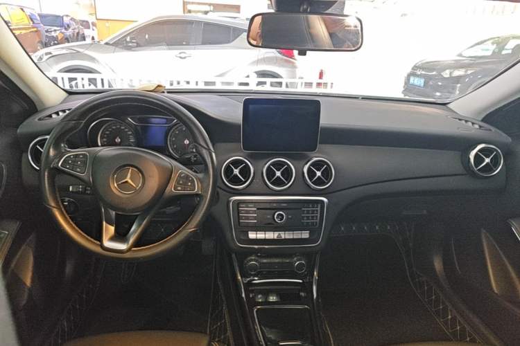 Used Mercedes-Benz GLA 2017 GLA 200 Fashion Model Center Console