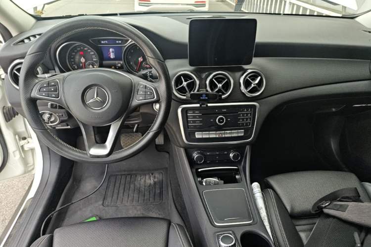 Used Mercedes-Benz GLA 2017 GLA 200 Sport Edition Center Console