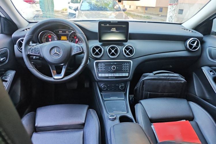 Used Mercedes-Benz GLA 2017 GLA 220 4MATIC Fashion Model Center Console