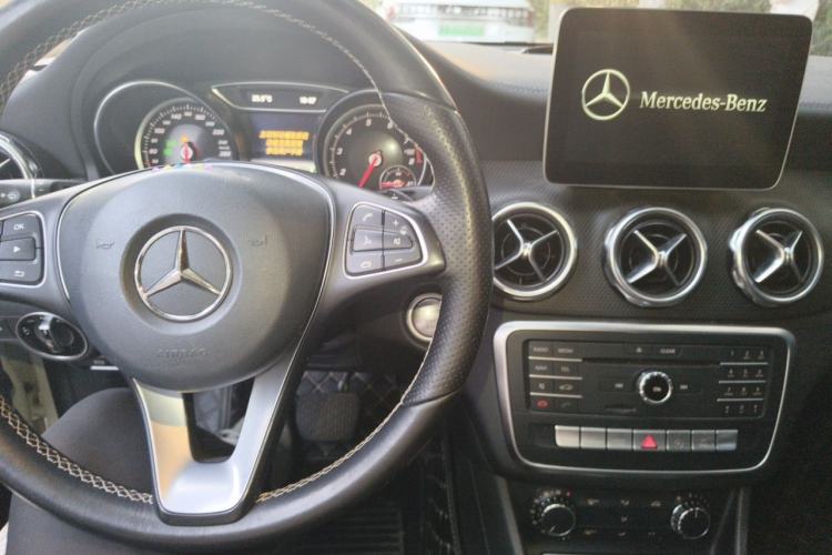 Used Mercedes-Benz GLA 2017 GLA 200 Fashion Model Center Console