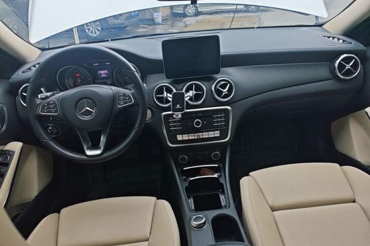 Used Mercedes-Benz GLA 2017 GLA 200 Fashion Model Center Console