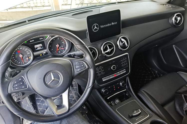 Used Mercedes-Benz GLA 2017 GLA 200 Sport Edition Center Console