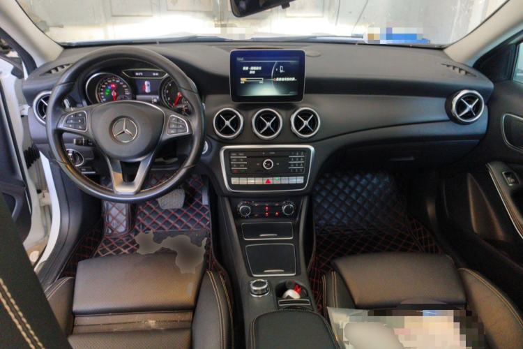 Used Mercedes-Benz GLA 2017 GLA 220 4MATIC Fashion Model Center Console