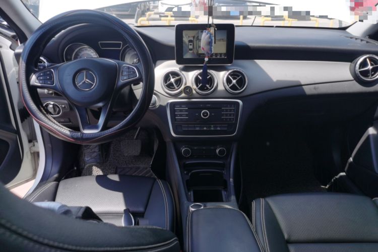 Used Mercedes-Benz GLA  Center Console