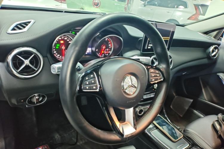 Used Mercedes-Benz GLA 2017 GLA 200 Fashion Model Center Console