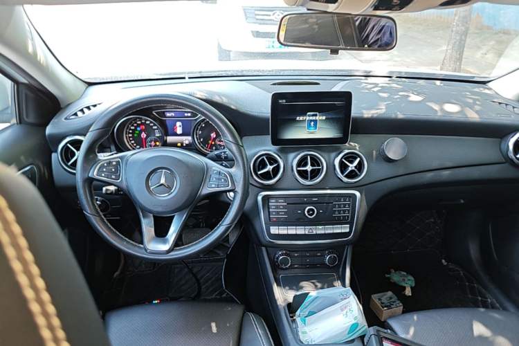 Used Mercedes-Benz GLA 2017 GLA 220 4MATIC Fashion Model Center Console