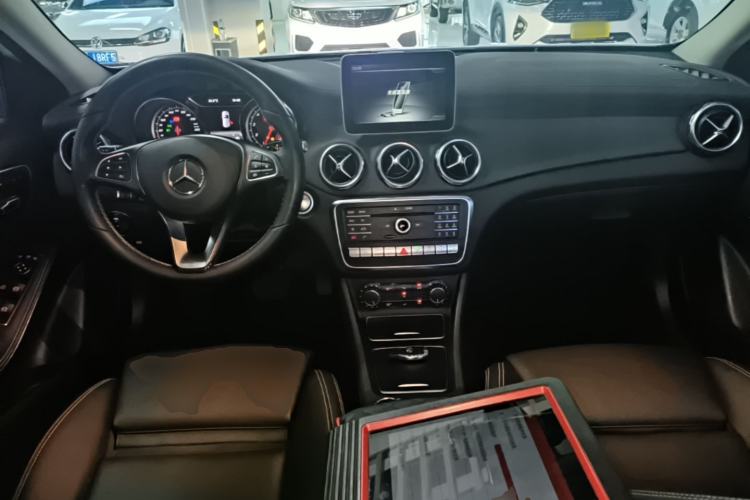 Used Mercedes-Benz GLA 2017 GLA 220 4MATIC Fashion Model Center Console