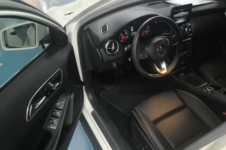 Used Mercedes-Benz GLA 2017 GLA 200 Sport Edition Driver Seat