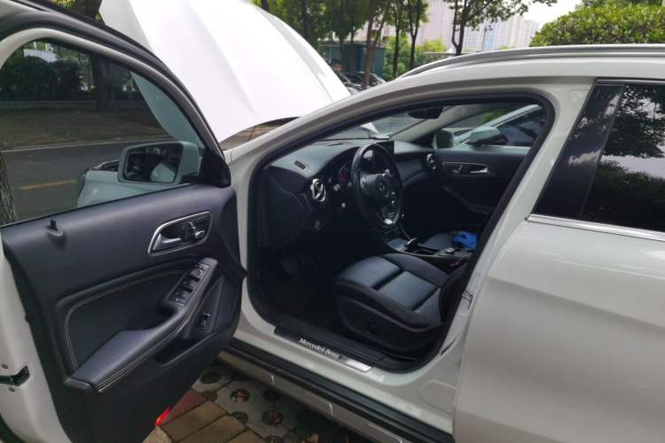 Used Mercedes-Benz GLA 2017 GLA 220 4MATIC Luxury Model Driver Seat