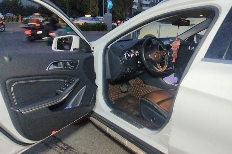 Used Mercedes-Benz GLA 2017 GLA 200 Sport Edition Driver Seat