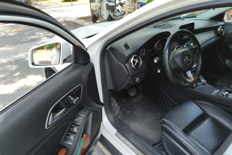Used Mercedes-Benz GLA 2017 GLA 200 Sport Edition Driver Seat