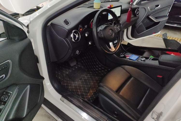 Used Mercedes-Benz GLA 2017 GLA 200 Sport Edition Driver Seat