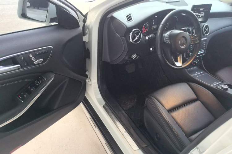 Used Mercedes-Benz GLA 2017 GLA 200 Sport Edition Driver Seat