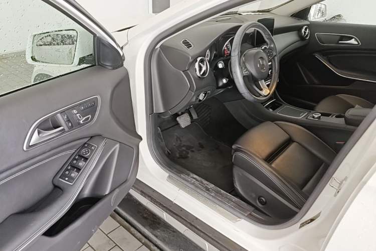 Used Mercedes-Benz GLA 2017 GLA 200 Sport Edition Driver Seat