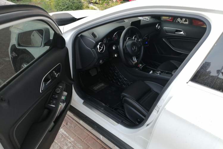 Used Mercedes-Benz GLA 2017 GLA 200 Sport Edition Driver Seat