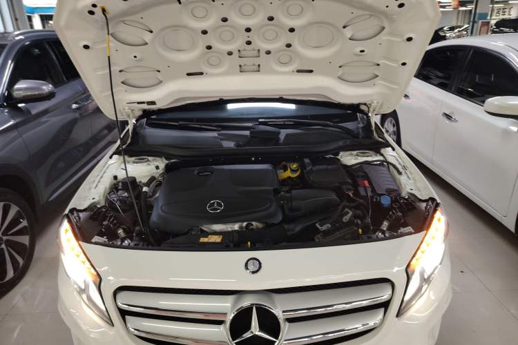 Used Mercedes-Benz GLA 2017 GLA 220 4MATIC Fashion Model Engine Bay