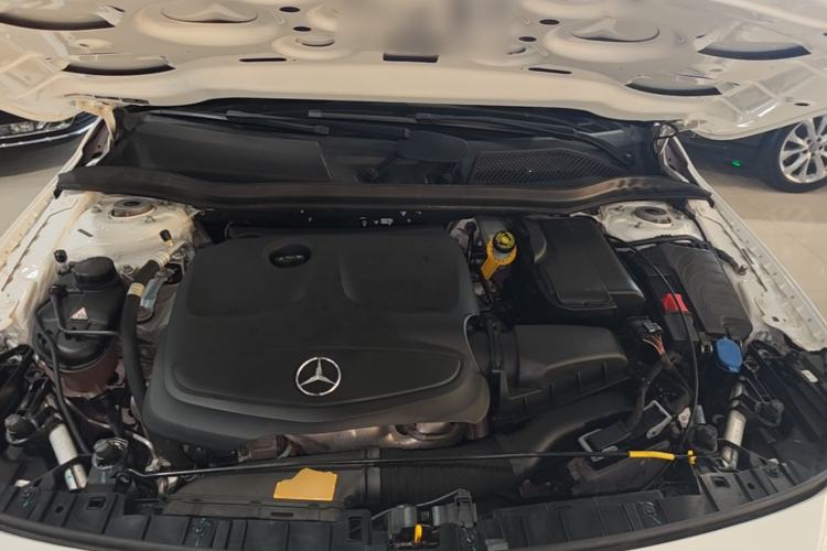 Used Mercedes-Benz GLA 2017 GLA 220 4MATIC Fashion Model Engine Bay
