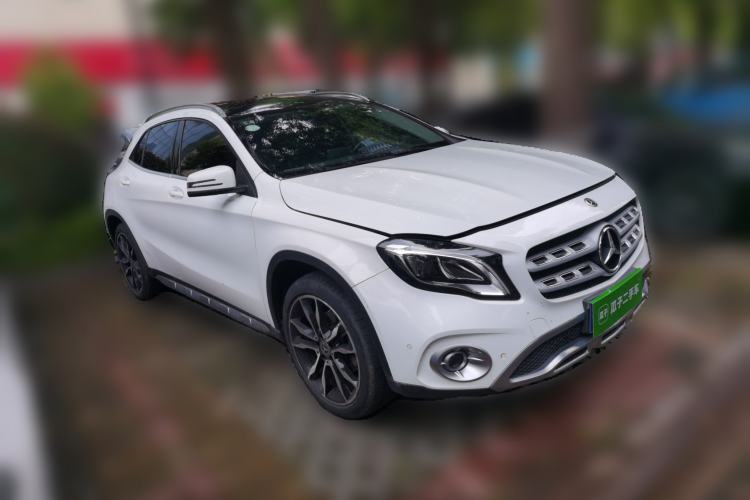 Used Mercedes-Benz GLA 2017 GLA 220 4MATIC Luxury Model Front Right 45 Deg