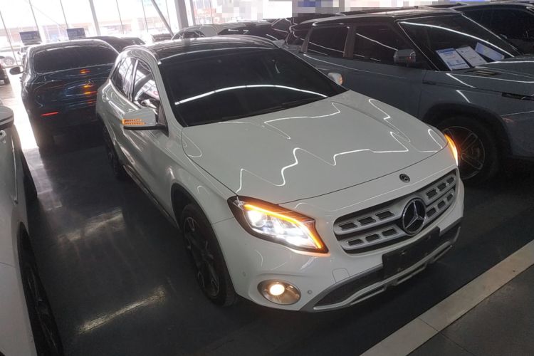 Used Mercedes-Benz GLA 2017 GLA 220 4MATIC Fashion Model Front Right 45 Deg